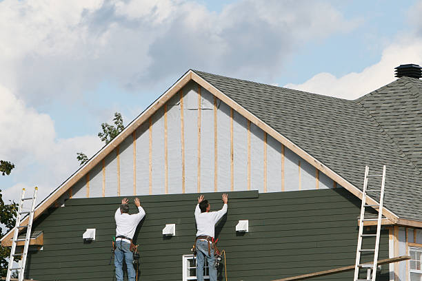 Professional Vinyl Siding technician working in Hamilton, IL